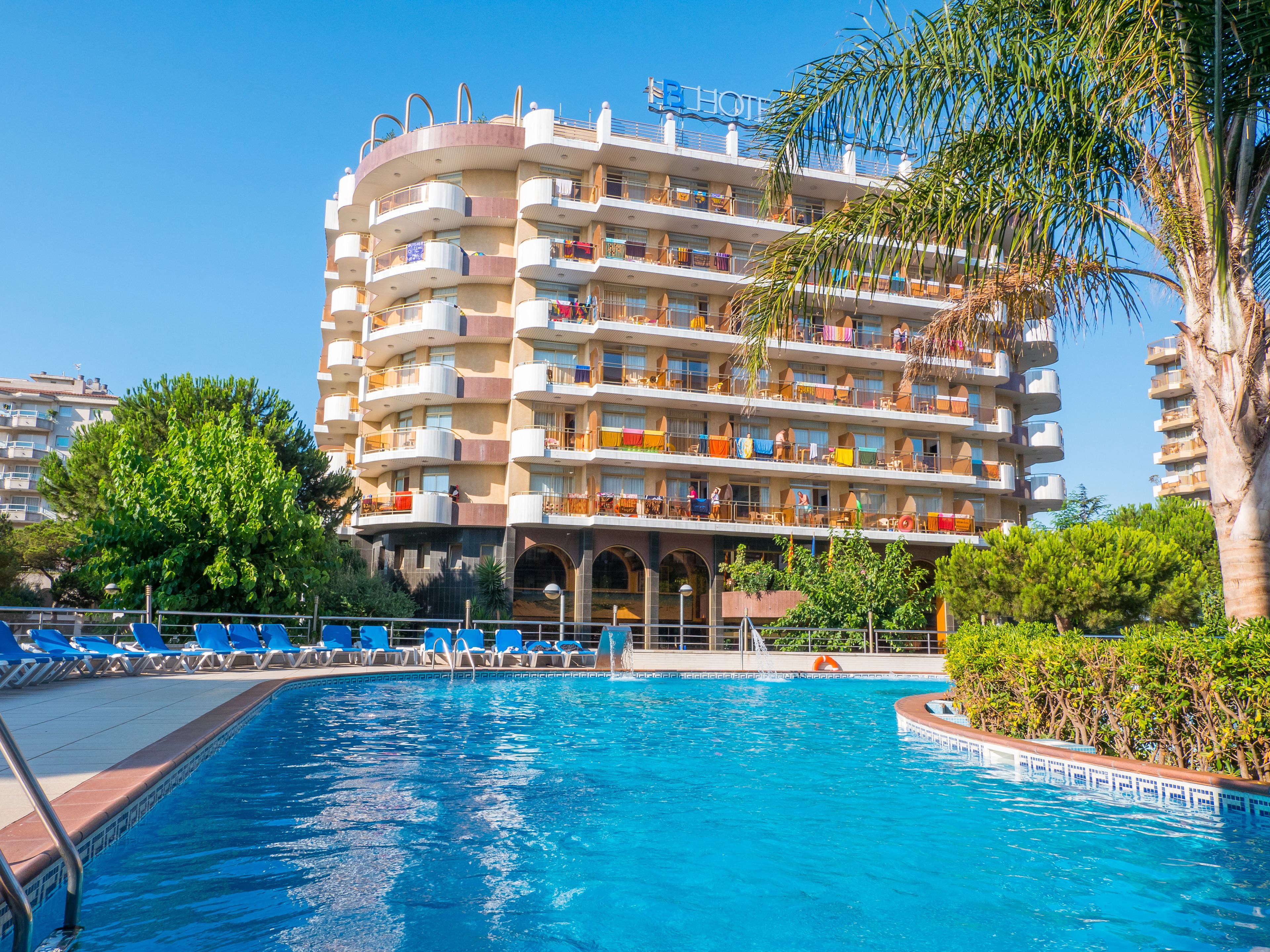 Outdoor pool, open 9:00 AM to 8:00 PM, pool loungers