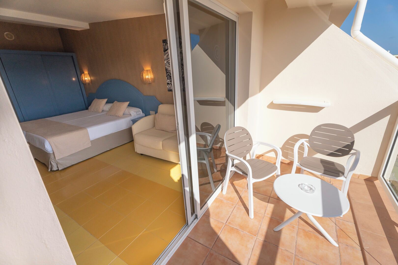 Habitación doble | Minibar, caja fuerte, sistema de insonorización y ropa de cama