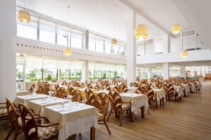 朝食、ランチに営業 (多国籍料理)