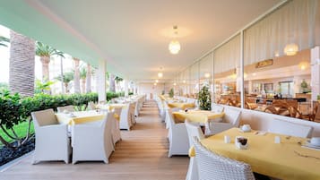 Café da manhã e almoço, culinária internacional
