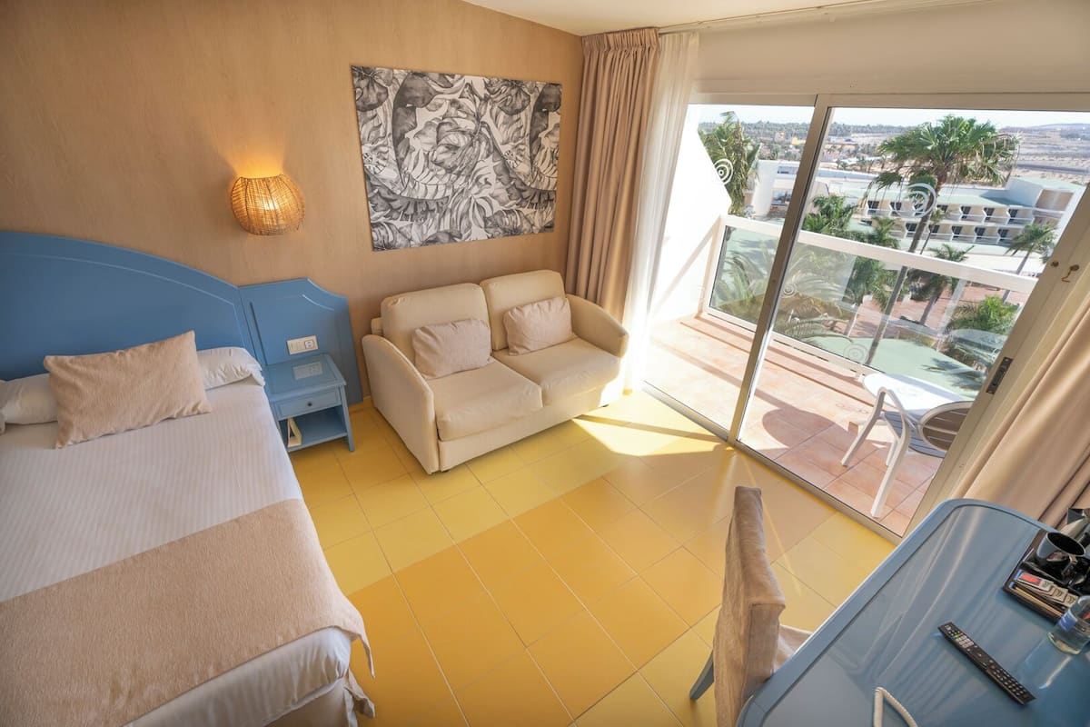 Minibar, in-room safe, soundproofing, bed sheets