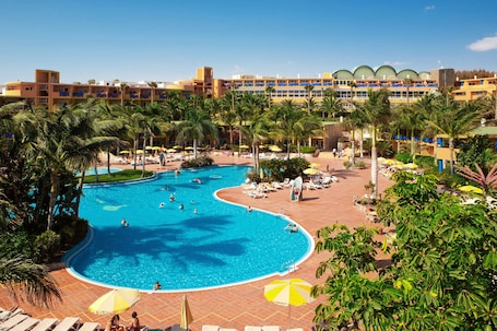 Outdoor pool. Club Hotel Drago Park