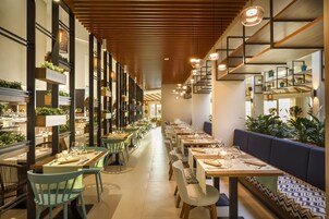 供应早餐和晚餐，本地与国际菜，海景