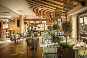 Breakfast, dinner served; local and international cuisine, ocean views