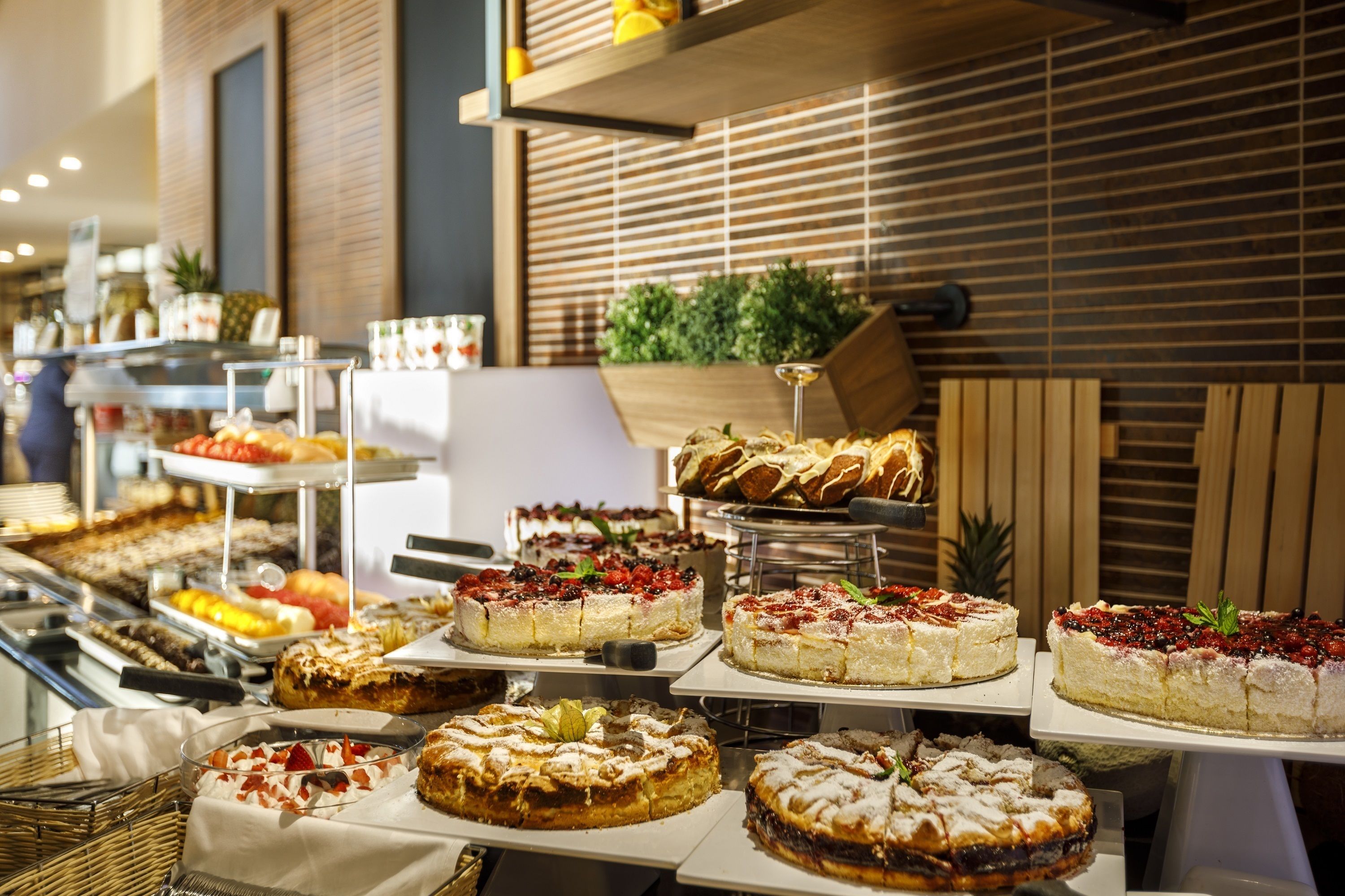 Un bufé con diversos postres y frutas.