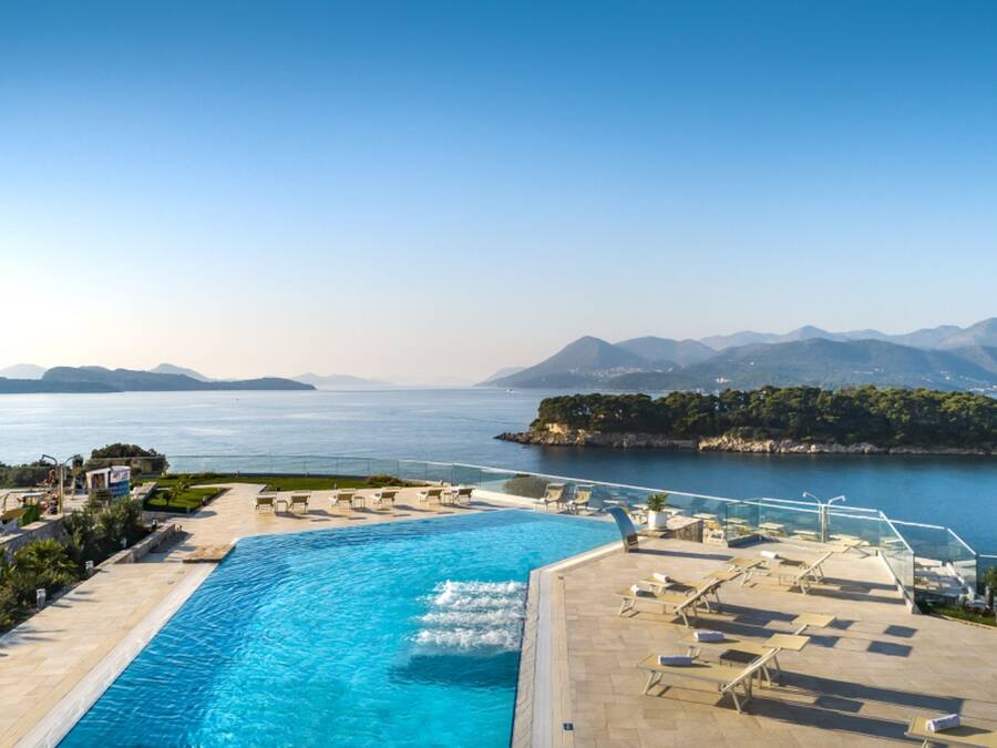 Innendørsbasseng, sesongbasert utendørsbasseng og bassengparasoller