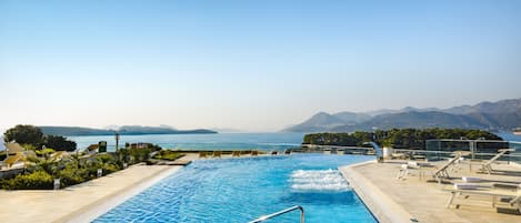 Piscina coperta, piscina stagionale all'aperto, ombrelloni da piscina