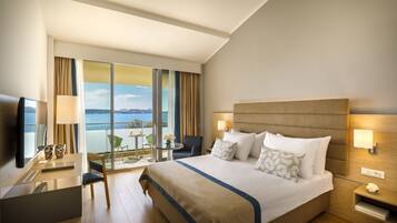 Room for 2 Seaside | Minibar, in-room safe, desk, iron/ironing board