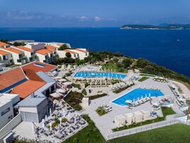 Piscina interna, piscina externa sazonal, guarda-sóis, espreguiçadeiras