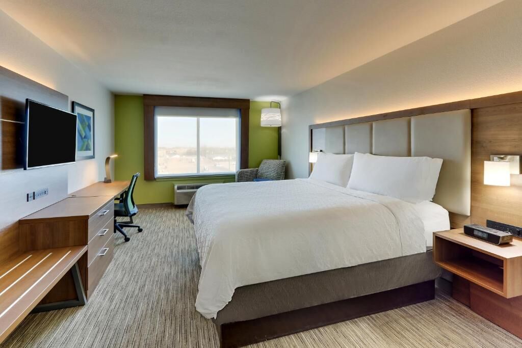 In-room safe, desk, laptop workspace, iron/ironing board