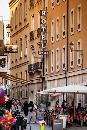 A hotel named "HOTEL ITALIA" with outdoor seating and a street view. - Hotel Italia (Cagliari)