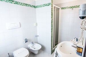 Un bagno con il water, bidet e vasca da bagno.