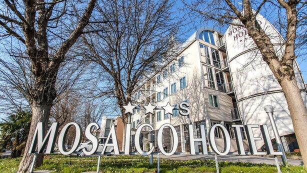 Un letrero de hotel con la leyenda 'MOSAICHOTEL' y una calificación de tres estrellas.