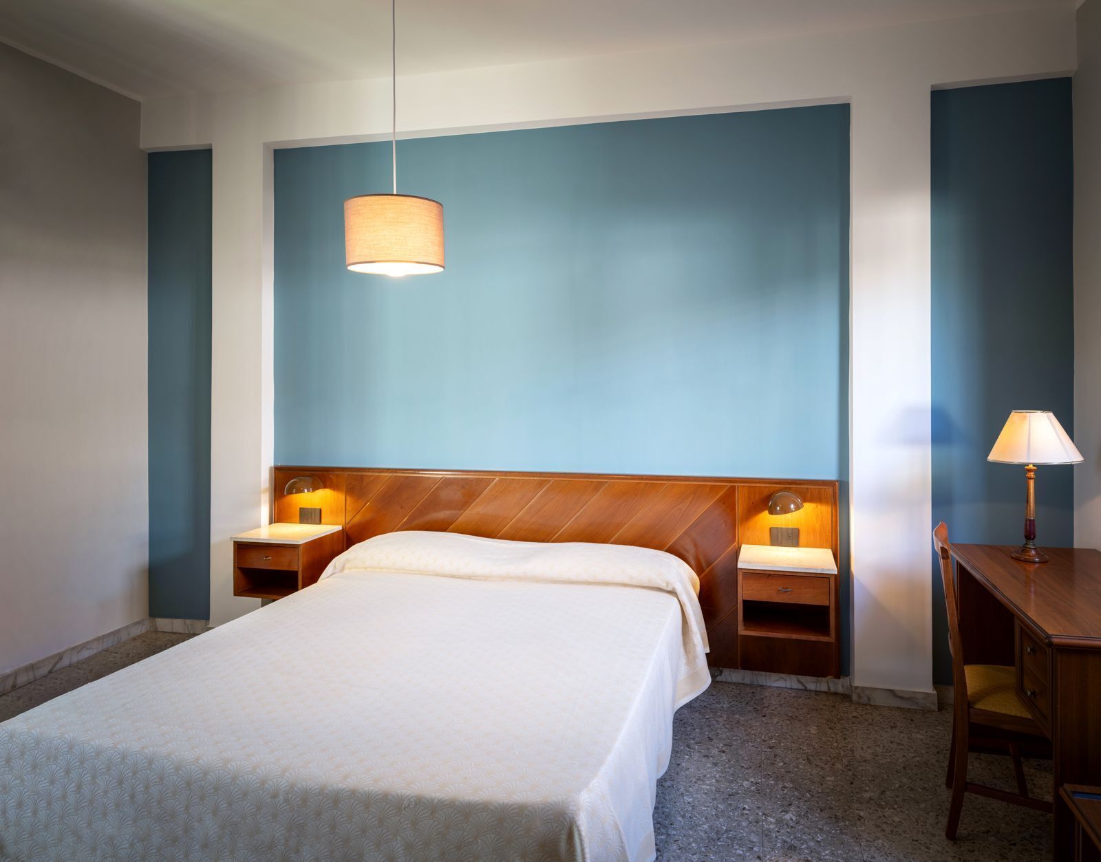 مكتب وواي فاي مجانًا وملاءات أسرّة