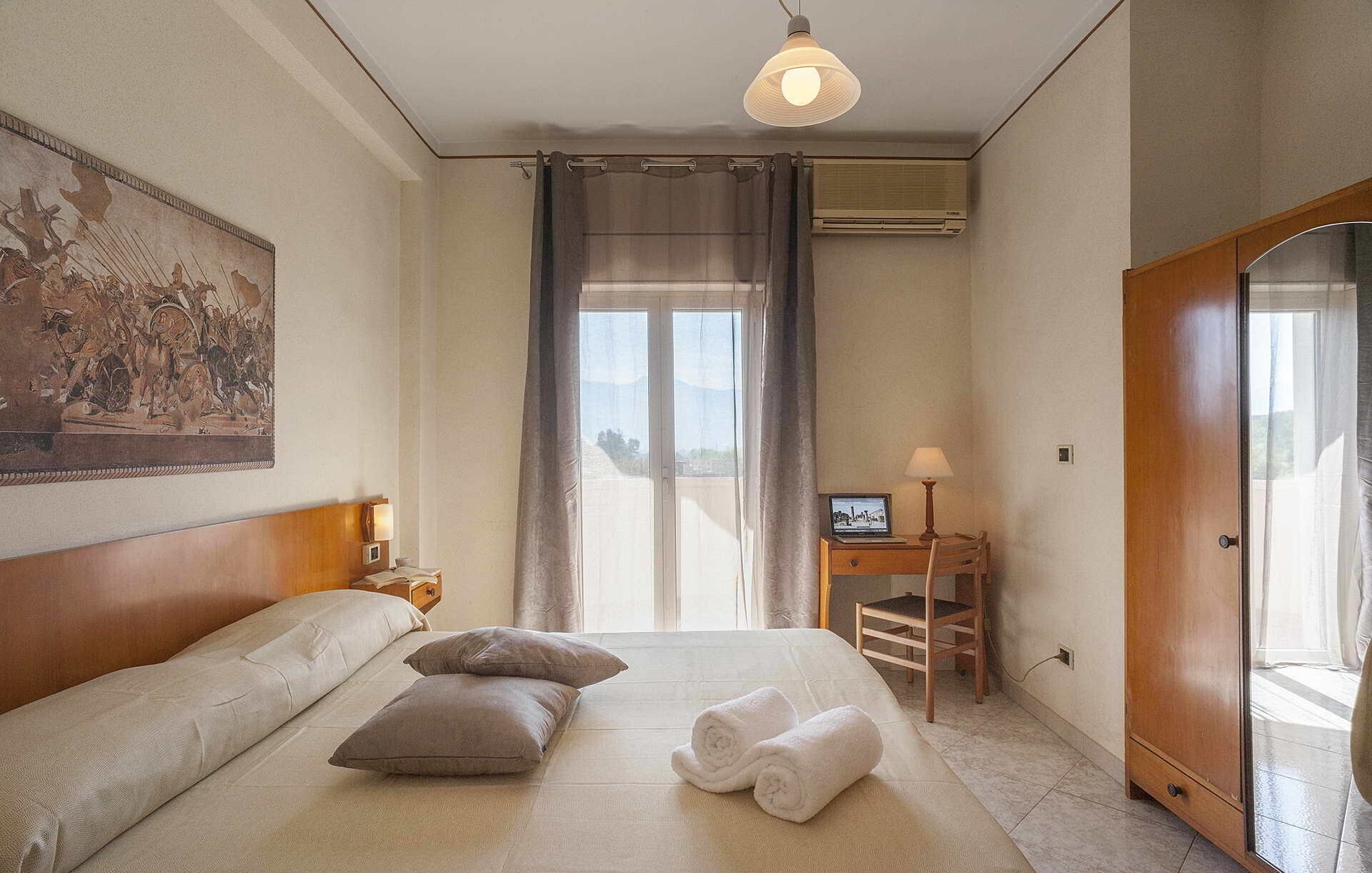 Habitación estándar, balcón, vista a la alberca | Escritorio, wifi gratis y ropa de cama 