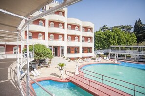 Piscine extérieure (ouverte en saison)