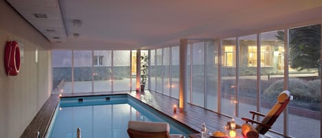 Inomhuspool med öppettider 10.00 till 18.00, och solstolar