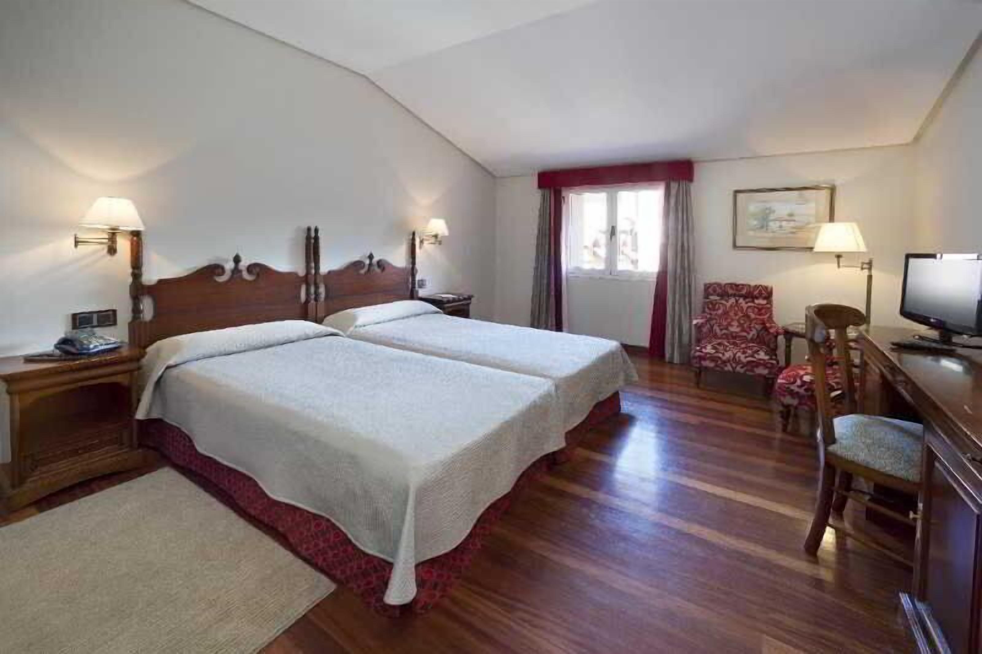 Minibar, in-room safe, desk, free WiFi