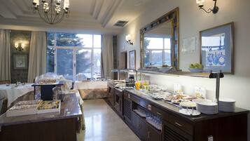 Daily buffet breakfast for a fee