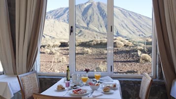 Desayuno buffet diario (EUR 21 por persona)