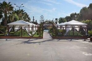 منطقة خارجية لإقامة الولائم والاحتفالات