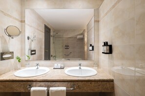 Quarto casal superior, vista para o mar | Banheiro | Produtos de toalete grátis, secador de cabelo, toalhas de banho 