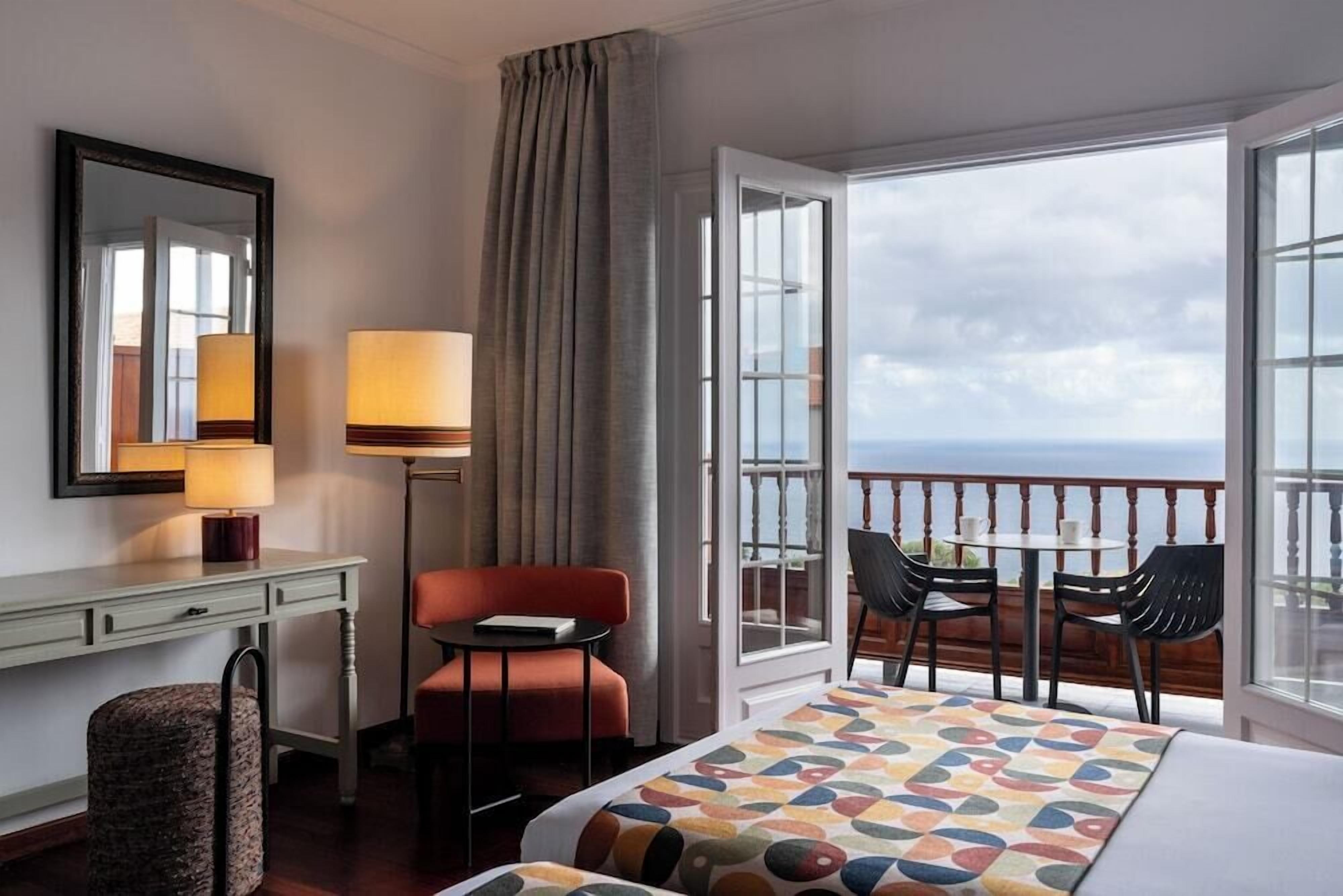Ropa de cama de alta calidad y minibar 