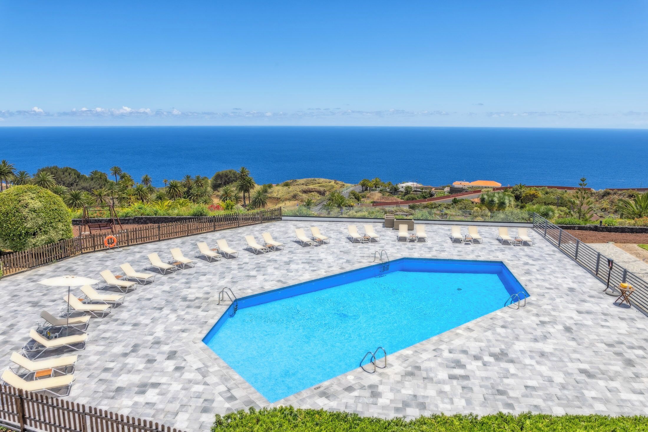 Piscina externa, funciona das 11h30 às 17h30, guarda-sóis