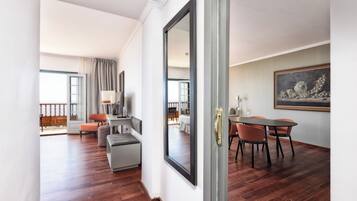 Junior suite, uitzicht op zee | 1 slaapkamer, luxe beddengoed, een minibar, een kluis op de kamer