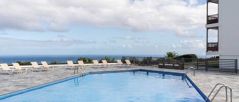 Piscine extérieure, accès possible de 11 h 30 à 17 h 30, parasols
