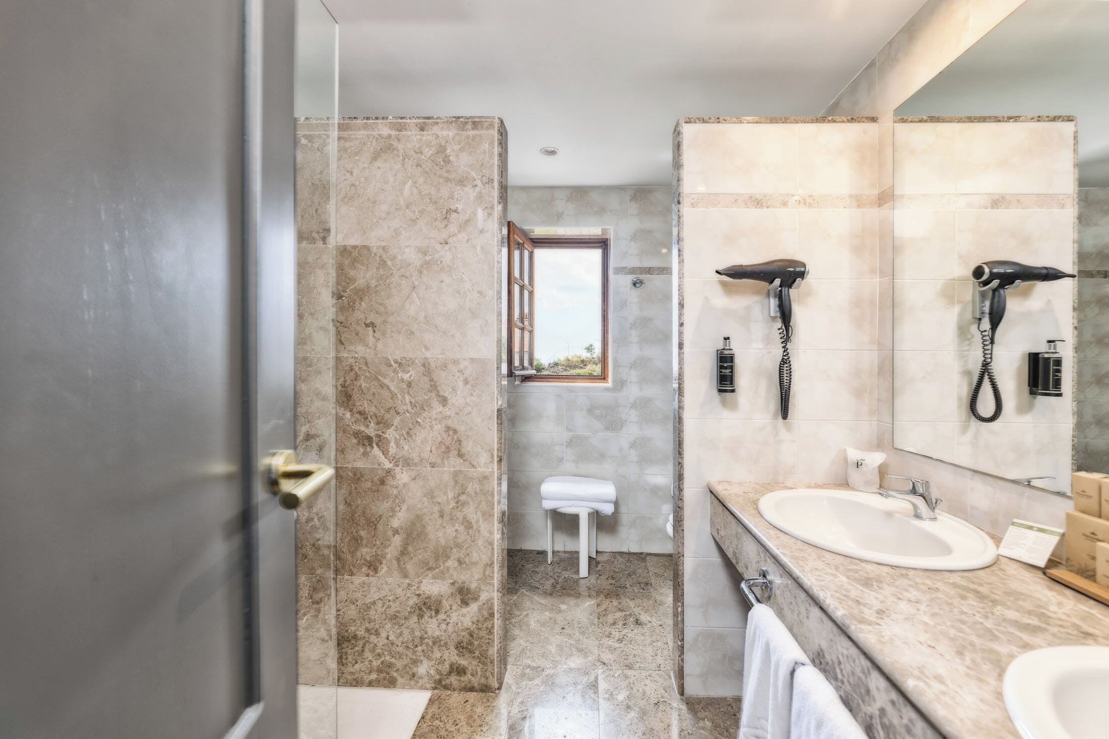 Ropa de cama de alta calidad y minibar 