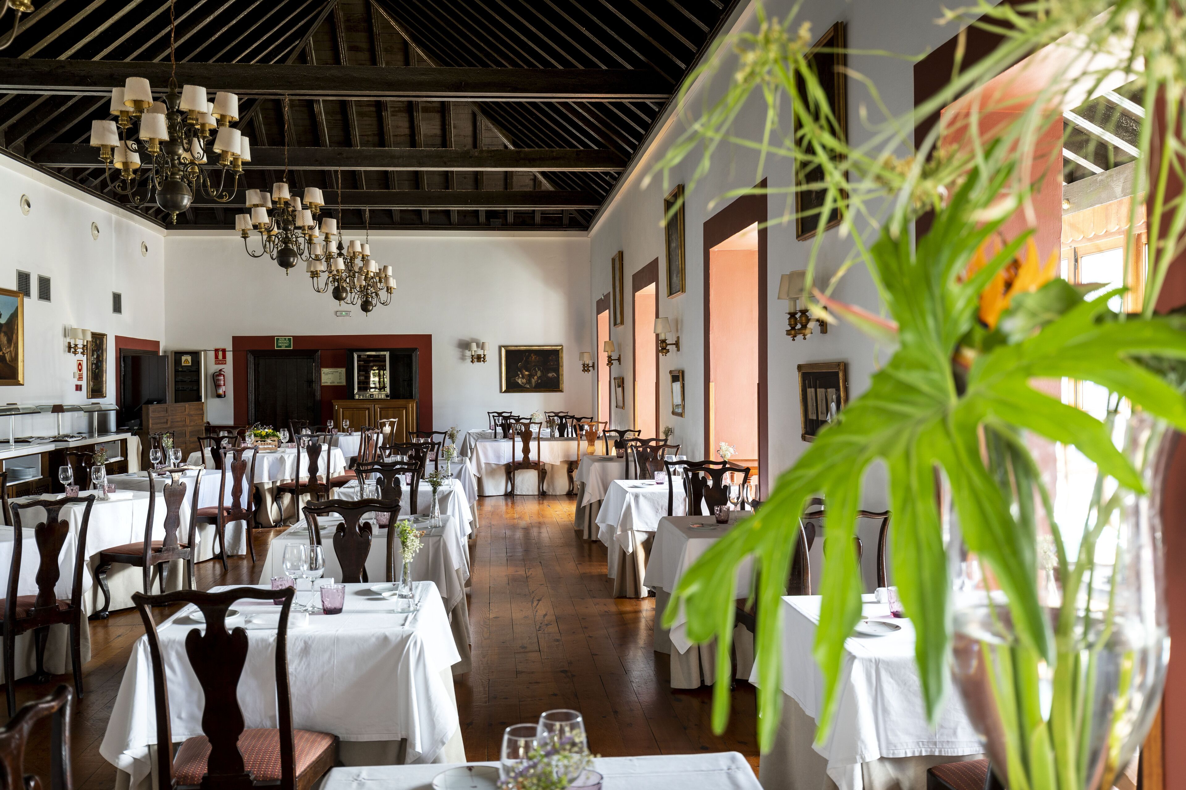 Petit déjeuner, déjeuner et dîner servis sur place, vue sur le jardin