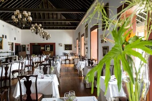 Serviço de café da manhã, culinária regional, vistas para o jardim 