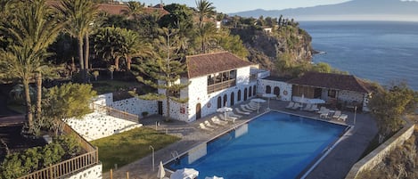 Piscina a l'aire lliure, para-sols i gandules