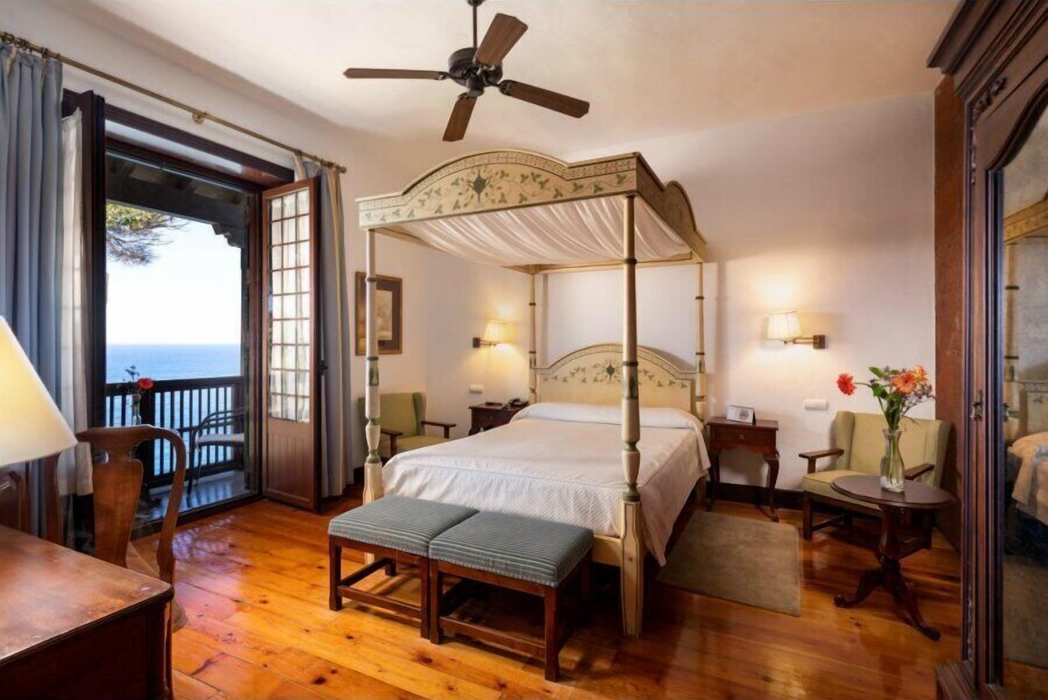 Ropa de cama de alta calidad y minibar 