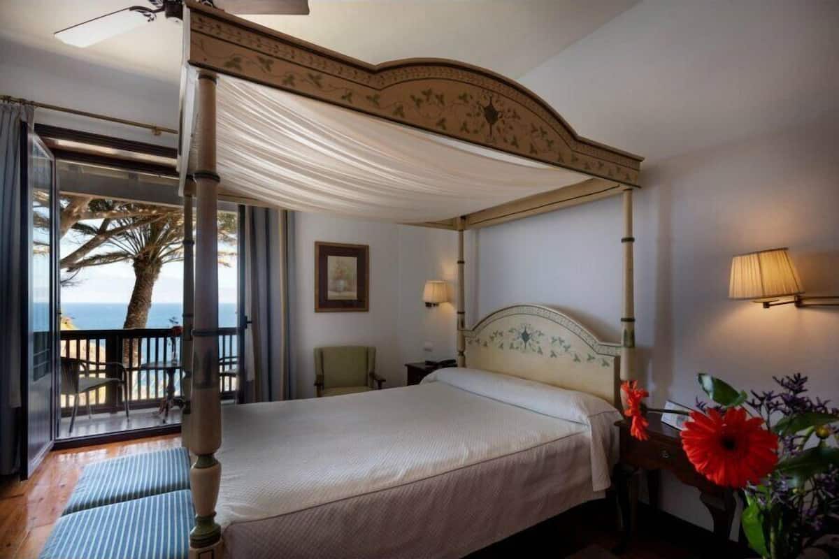 Ropa de cama de alta calidad y minibar