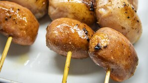 A tray of skewered meat and vegetables. - Parador de El Hierro (Valverde)