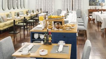 Desayuno buffet diario (EUR 21 por persona)