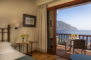 Minibar, in-room safe, desk, laptop workspace - Parador de El Hierro (Valverde)