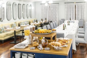 Desayuno buffet diario (EUR 21 por persona)
