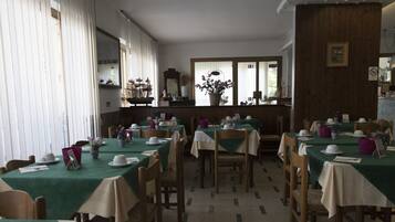 TĂ€gliches FrĂŒhstĂŒcksbuffet (10 EUR pro Person)