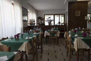 Frokostbuffé hver dag (EUR 10 per person)