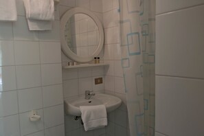 Enkeltrom | Bad | Dusj, toalettartikler (inkludert), hårføner og håndklær