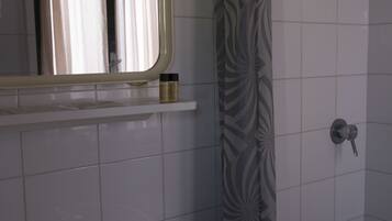 Dusche, kostenlose Toilettenartikel, Haartrockner, Handtücher