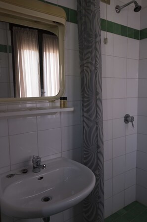 Shower, free toiletries, hair dryer, towels - Primavera (Desenzano del Garda)