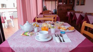 Tägliches kontinentales Frühstück (10.00 EUR pro Person)