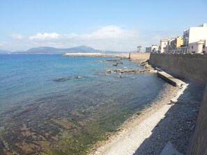 Beach nearby, white sand, beach umbrellas, beach towels - Hotel Mistral (Alghero)