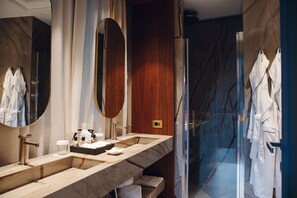 Eight Suite | Badezimmer | Haartrockner, Bademäntel, Hausschuhe, Bidet