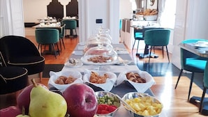A dining area with tables set for breakfast, including fruits and pastries. - Eight Hotel Portofino (Portofino)