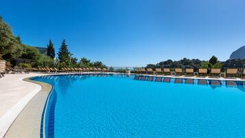 Piscina externa sazonal, funciona das 10h às 19h, guarda-sóis